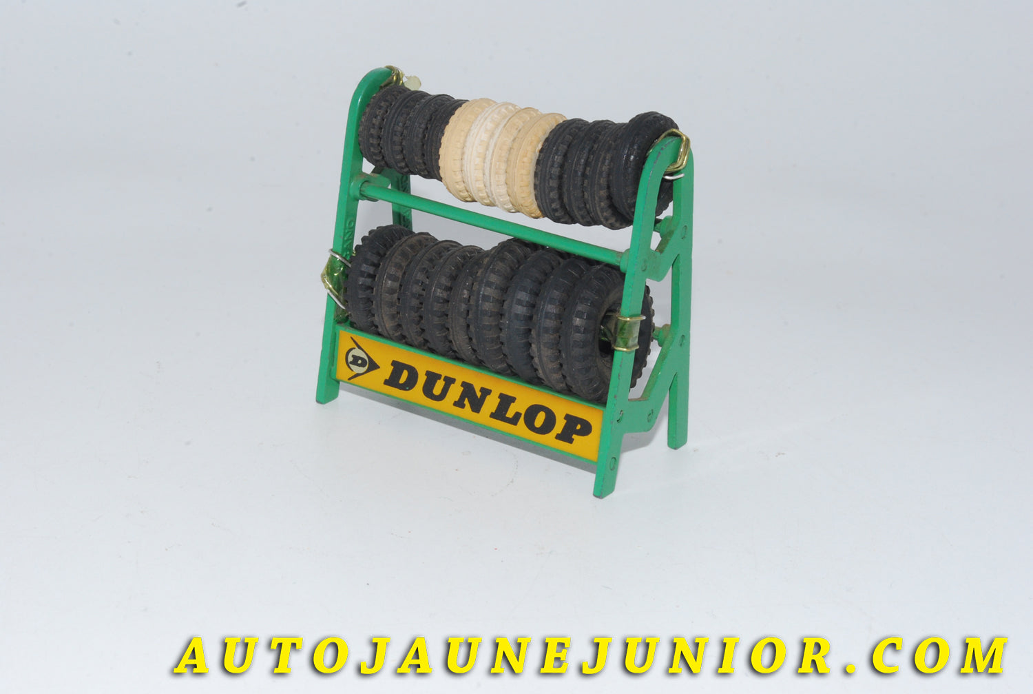 Le #4769 - Dinky Toys - Accessoire - Porte Pneus  Dunlop est en vente sur Auto Jaune Junior ! Découvrez nos collections de diecast Dinky-Toys, Corgi, Corgi-Toys, Solido, Norev… Découvrez notre magasin physique , AutoJaune Paris, ouvert en 1984 par Vincent Espinasse. 41 rue Cavendish, 75019 Paris. Tel : 01 42 40 61 23. Ouvert les mardi et vendredi de 13h à 19h. 