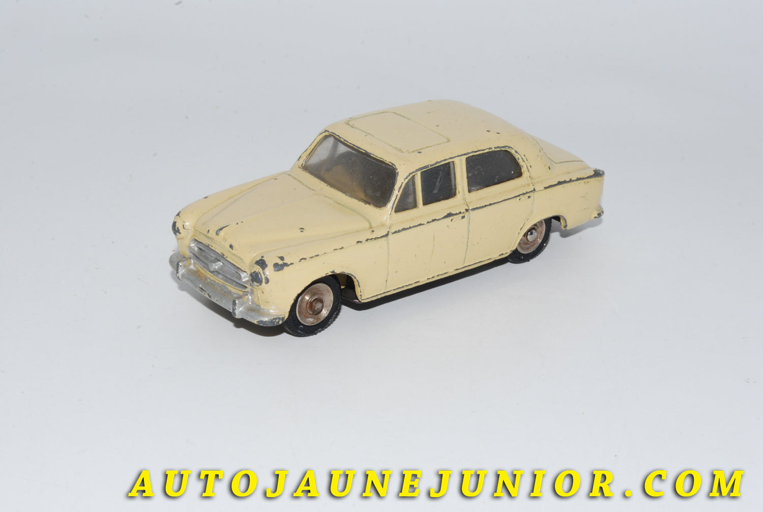 Le #4779 - Dinky Toys - Peugeot - 403 Berline Type  III avec vitrages !  est en vente sur Auto Jaune Junior ! Découvrez nos collections de diecast Dinky-Toys, Corgi, Corgi-Toys, Solido, Norev… Découvrez notre magasin physique , AutoJaune Paris, ouvert en 1984 par Vincent Espinasse. 41 rue Cavendish, 75019 Paris. Tel : 01 42 40 61 23. Ouvert les mardi et vendredi de 13h à 19h. 