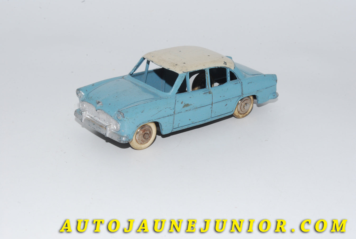 Le #4780 - Dinky Toys - Simca -  Versailles berline est en vente sur Auto Jaune Junior ! Découvrez nos collections de diecast Dinky-Toys, Corgi, Corgi-Toys, Solido, Norev… Découvrez notre magasin physique , AutoJaune Paris, ouvert en 1984 par Vincent Espinasse. 41 rue Cavendish, 75019 Paris. Tel : 01 42 40 61 23. Ouvert les mardi et vendredi de 13h à 19h. 
