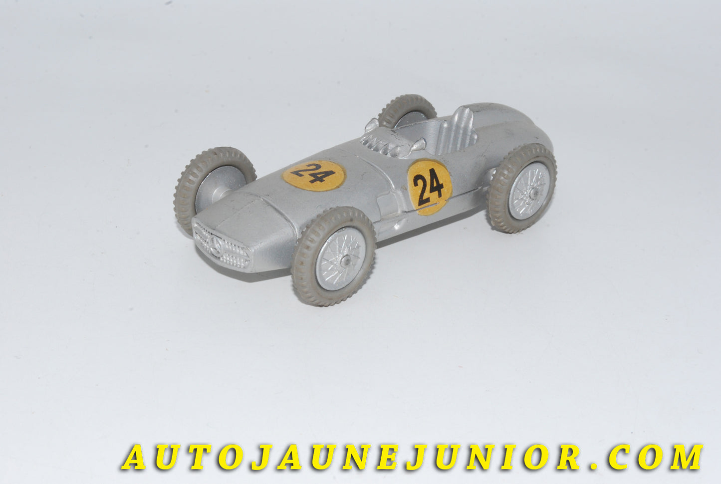 Le #4783 - Mercury - Mercedes - W196 monoplace #24 (jantes à rayon monobloc en Zamac peintes de couleur argent de grand diamètre) est en vente sur Auto Jaune Junior ! Découvrez nos collections de diecast Dinky-Toys, Corgi, Corgi-Toys, Solido, Norev… Découvrez notre magasin physique , AutoJaune Paris, ouvert en 1984 par Vincent Espinasse. 41 rue Cavendish, 75019 Paris. Tel : 01 42 40 61 23. Ouvert les mardi et vendredi de 13h à 19h. 