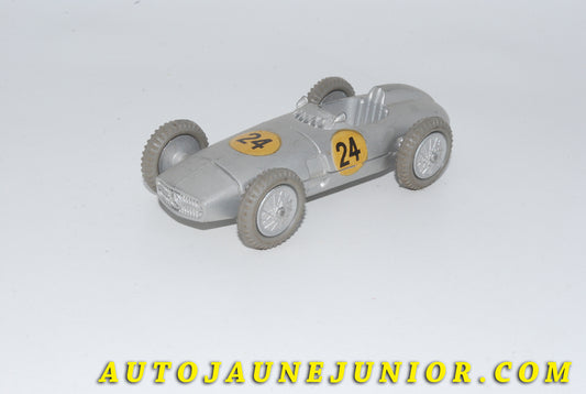 Le #4783 - Mercury - Mercedes - W196 monoplace #24 (jantes à rayon monobloc en Zamac peintes de couleur argent de grand diamètre) est en vente sur Auto Jaune Junior ! Découvrez nos collections de diecast Dinky-Toys, Corgi, Corgi-Toys, Solido, Norev… Découvrez notre magasin physique , AutoJaune Paris, ouvert en 1984 par Vincent Espinasse. 41 rue Cavendish, 75019 Paris. Tel : 01 42 40 61 23. Ouvert les mardi et vendredi de 13h à 19h. 