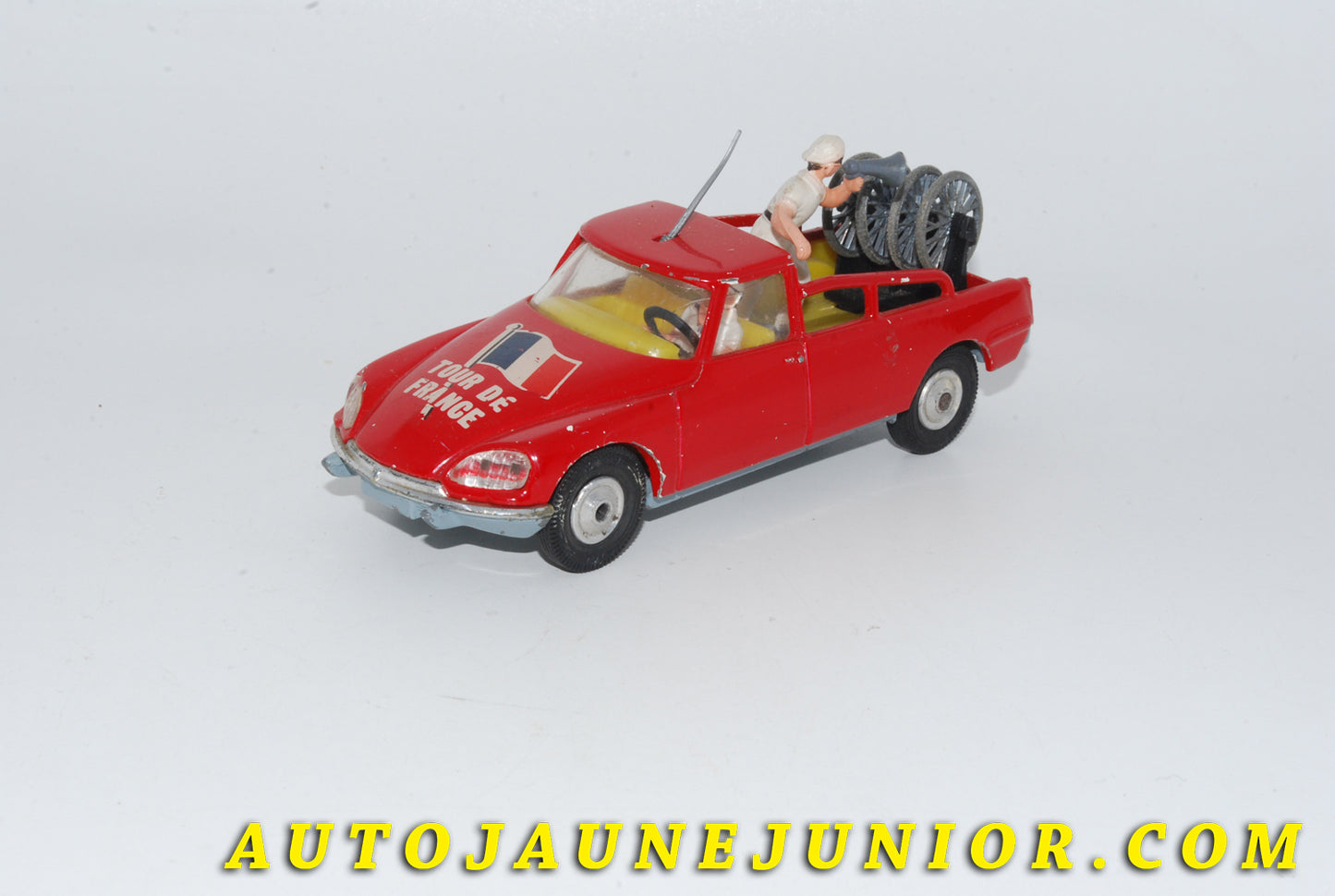 Le #4802 - Corgi Toys - Citroën - DS21 pick up Paramout Tour de France (TRES PEU FREQUENTE PREMIERE VERSION !) est en vente sur Auto Jaune Junior ! Découvrez nos collections de diecast Dinky-Toys, Corgi, Corgi-Toys, Solido, Norev… Découvrez notre magasin physique , AutoJaune Paris, ouvert en 1984 par Vincent Espinasse. 41 rue Cavendish, 75019 Paris. Tel : 01 42 40 61 23. Ouvert les mardi et vendredi de 13h à 19h. 