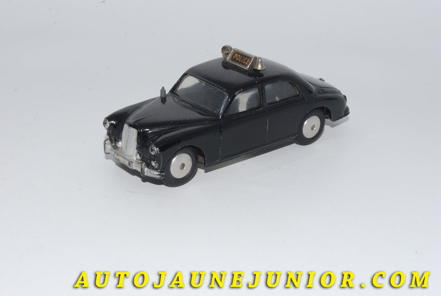 Le #4806 - Corgi Toys - Riley - Pathfinder Police premier Type est en vente sur Auto Jaune Junior ! Découvrez nos collections de diecast Dinky-Toys, Corgi, Corgi-Toys, Solido, Norev… Découvrez notre magasin physique , AutoJaune Paris, ouvert en 1984 par Vincent Espinasse. 41 rue Cavendish, 75019 Paris. Tel : 01 42 40 61 23. Ouvert les mardi et vendredi de 13h à 19h. 