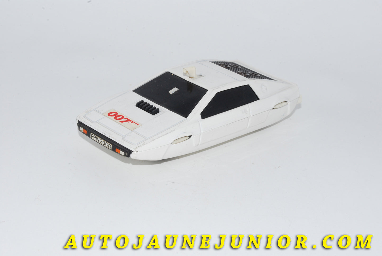 Le #4807 - Corgi Toys - Lotus - Esprit "007" "Wet Nellie" James Bond est en vente sur Auto Jaune Junior ! Découvrez nos collections de diecast Dinky-Toys, Corgi, Corgi-Toys, Solido, Norev… Découvrez notre magasin physique , AutoJaune Paris, ouvert en 1984 par Vincent Espinasse. 41 rue Cavendish, 75019 Paris. Tel : 01 42 40 61 23. Ouvert les mardi et vendredi de 13h à 19h. 
