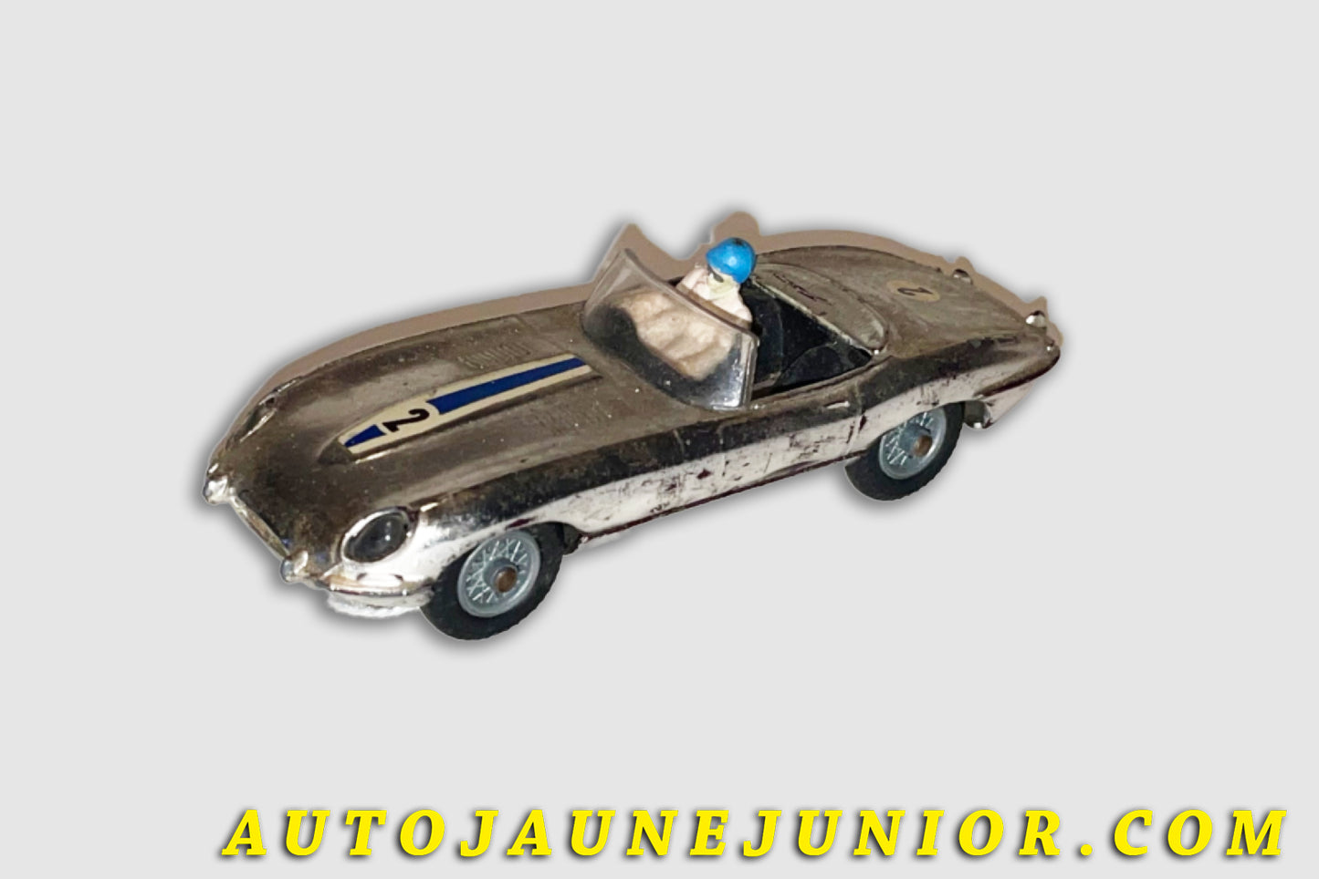 Le Corgi Toys Jaguar Type E cabriolet compétition est en vente sur Auto Jaune Junior ! Découvrez nos collections de diecast Dinky-Toys, Corgi, Corgi-Toys, Solido, Norev… AutoJaune Junior ; Retrouvez AutoJauneJunior au magasin AutoJaune Paris, ouvert en 1984 par Vincent Espinasse. 