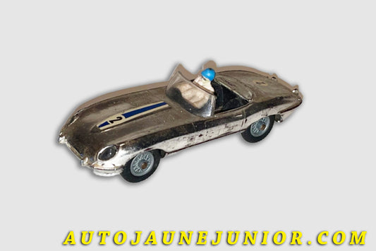 Le Corgi Toys Jaguar Type E cabriolet compétition est en vente sur Auto Jaune Junior ! Découvrez nos collections de diecast Dinky-Toys, Corgi, Corgi-Toys, Solido, Norev… AutoJaune Junior ; Retrouvez AutoJauneJunior au magasin AutoJaune Paris, ouvert en 1984 par Vincent Espinasse. 