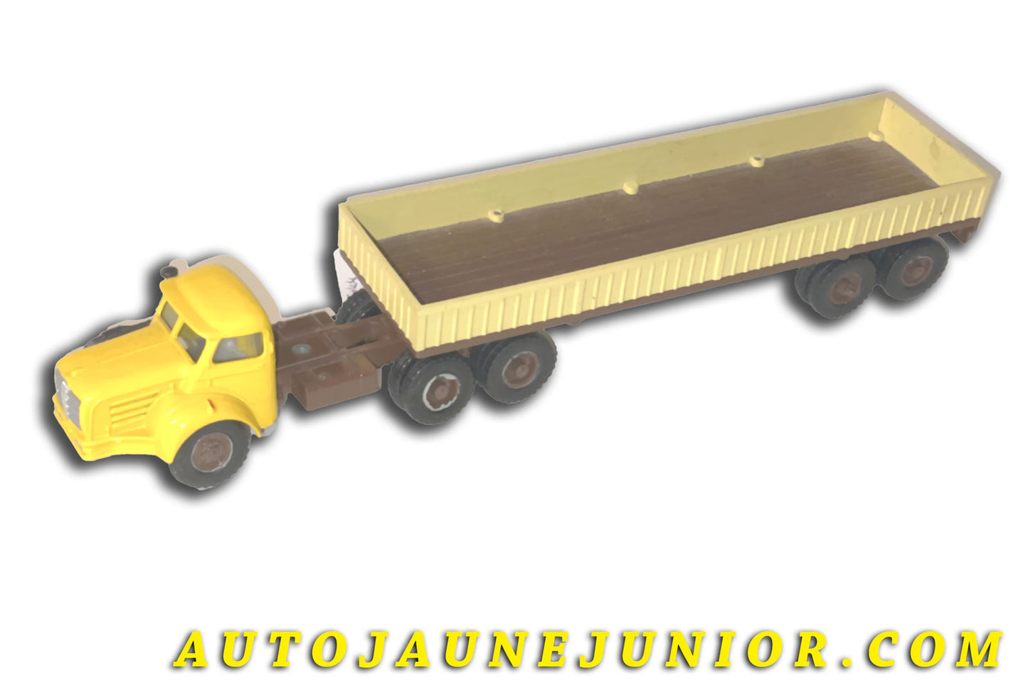 Le Solido Berliet Tracteur TBO avec essieu à 6roues avec semi remorque ridelles Titan est en vente sur Auto Jaune Junior ! Découvrez nos collections de diecast Dinky-Toys, Corgi, Corgi-Toys, Solido, Norev… AutoJaune Junior ; Retrouvez AutoJauneJunior au magasin AutoJaune Paris, ouvert en 1984 par Vincent Espinasse. 