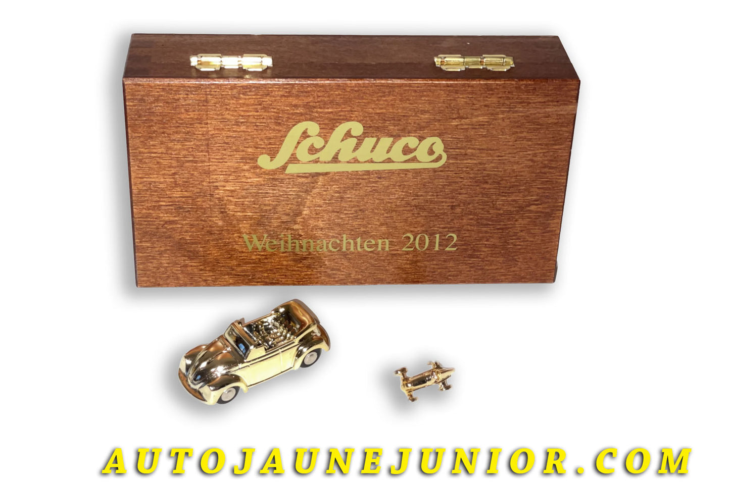 Le Schuco Volkswagen Coffret "Noel 2012" avec 1200' Cabrioleyt et Pin's Monoplace0 est en vente sur Auto Jaune Junior ! Découvrez nos collections de diecast Dinky-Toys, Corgi, Corgi-Toys, Solido, Norev… AutoJaune Junior ; Retrouvez AutoJauneJunior au magasin AutoJaune Paris, ouvert en 1984 par Vincent Espinasse. 