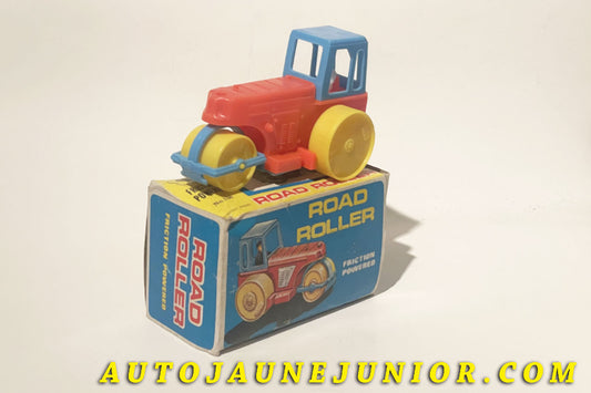 Le Jimson Rouleau type Richier Compacteur à friction est en vente sur Auto Jaune Junior ! Découvrez nos collections de diecast Dinky-Toys, Corgi, Corgi-Toys, Solido, Norev… AutoJaune Junior ; Retrouvez AutoJauneJunior au magasin AutoJaune Paris, ouvert en 1984 par Vincent Espinasse. 