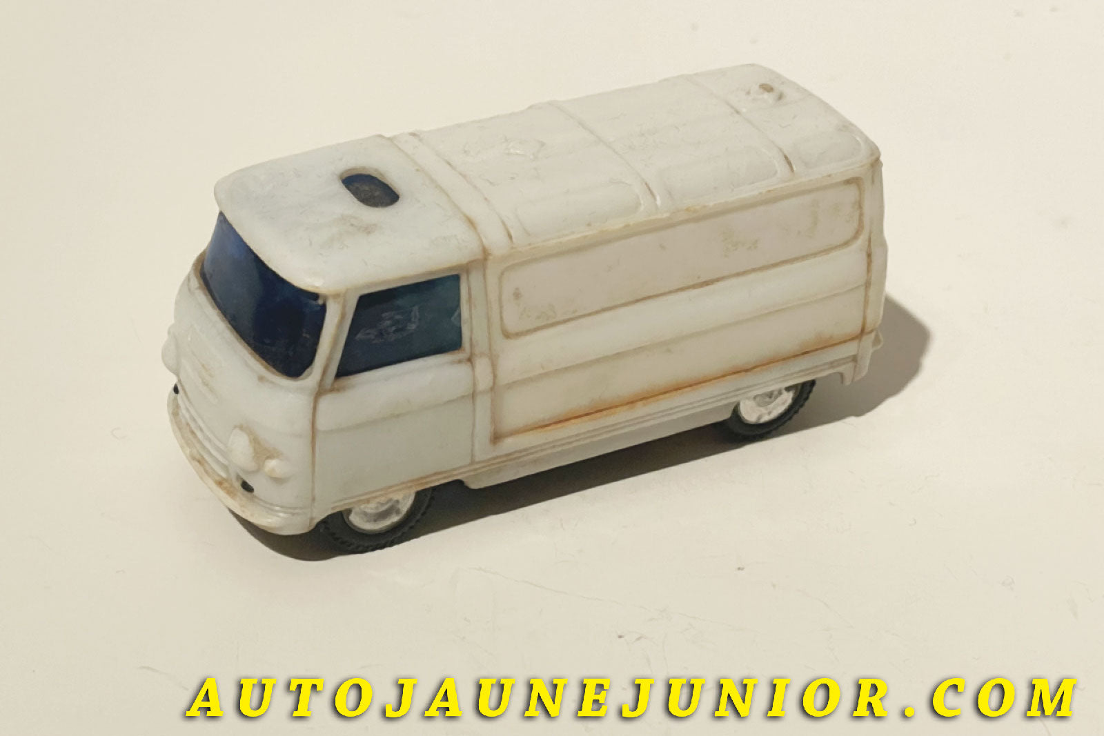 Le Hong-Kong Commer 3/4 Ton Ambulance est en vente sur Auto Jaune Junior ! Découvrez nos collections de diecast Dinky-Toys, Corgi, Corgi-Toys, Solido, Norev… AutoJaune Junior ; Retrouvez AutoJauneJunior au magasin AutoJaune Paris, ouvert en 1984 par Vincent Espinasse. 