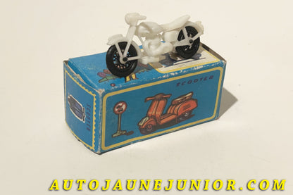 Le Hong-Kong Vespa 2 roues motorisée est en vente sur Auto Jaune Junior ! Découvrez nos collections de diecast Dinky-Toys, Corgi, Corgi-Toys, Solido, Norev… AutoJaune Junior ; Retrouvez AutoJauneJunior au magasin AutoJaune Paris, ouvert en 1984 par Vincent Espinasse. 