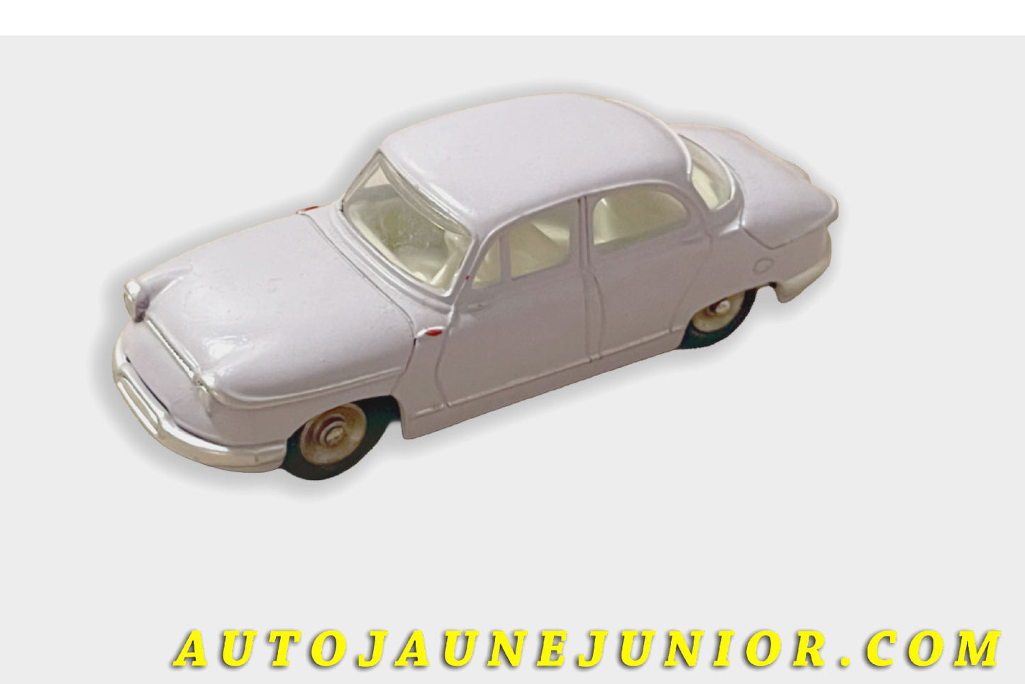 Le Dinky Toys Panhard PL 17 Berline est en vente sur Auto Jaune Junior ! Découvrez nos collections de diecast Dinky-Toys, Corgi, Corgi-Toys, Solido, Norev… AutoJaune Junior ; Retrouvez AutoJauneJunior au magasin AutoJaune Paris, ouvert en 1984 par Vincent Espinasse. 