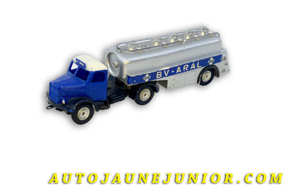 Le Märklin Man Semi remorque citerne "Aral" (plastique) est en vente sur Auto Jaune Junior ! Découvrez nos collections de diecast Dinky-Toys, Corgi, Corgi-Toys, Solido, Norev… AutoJaune Junior ; Retrouvez AutoJauneJunior au magasin AutoJaune Paris, ouvert en 1984 par Vincent Espinasse. 