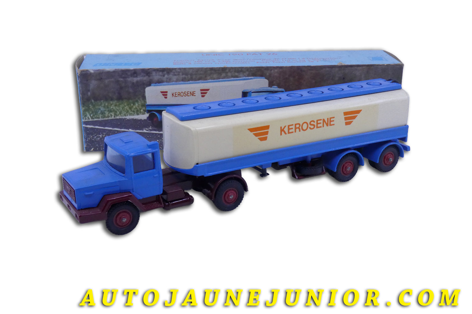 Le Solido Unic 190 PAT 26 ( tracteur-semi remorque Citerne Kerosene) PTR 38 Tonnes est en vente sur Auto Jaune Junior ! Découvrez nos collections de diecast Dinky-Toys, Corgi, Corgi-Toys, Solido, Norev… AutoJaune Junior ; Retrouvez AutoJauneJunior au magasin AutoJaune Paris, ouvert en 1984 par Vincent Espinasse. 