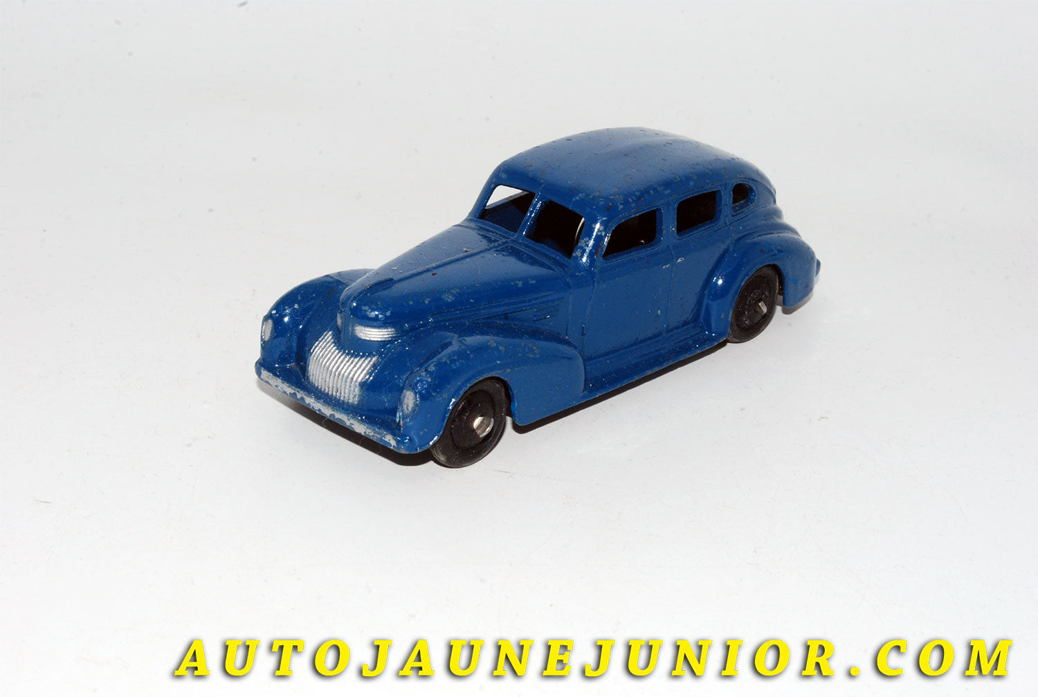 Le #5500 - Dinky Toys - Chrysler - Royal Saloon est en vente sur Auto Jaune Junior ! Découvrez nos collections de diecast Dinky-Toys, Corgi, Corgi-Toys, Solido, Norev… Découvrez notre magasin physique , AutoJaune Paris, ouvert en 1984 par Vincent Espinasse. 41 rue Cavendish, 75019 Paris. Tel : 01 42 40 61 23. Ouvert les mardi et vendredi de 13h à 19h. 