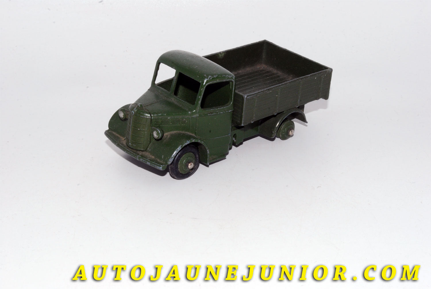 Le #5502 - Dinky Toys - Bedford - Camion « O » Ridelles Militaire (modèle réservé à l'exportation) est en vente sur Auto Jaune Junior ! Découvrez nos collections de diecast Dinky-Toys, Corgi, Corgi-Toys, Solido, Norev… Découvrez notre magasin physique , AutoJaune Paris, ouvert en 1984 par Vincent Espinasse. 41 rue Cavendish, 75019 Paris. Tel : 01 42 40 61 23. Ouvert les mardi et vendredi de 13h à 19h. 
