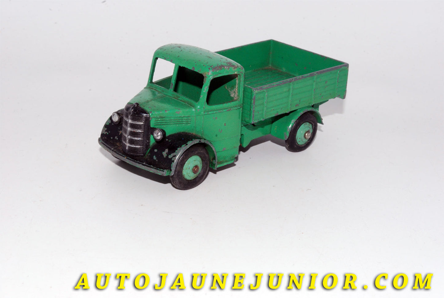 Le #5503 - Dinky Toys - Bedford - Camion « O » Plateau Ridelles est en vente sur Auto Jaune Junior ! Découvrez nos collections de diecast Dinky-Toys, Corgi, Corgi-Toys, Solido, Norev… Découvrez notre magasin physique , AutoJaune Paris, ouvert en 1984 par Vincent Espinasse. 41 rue Cavendish, 75019 Paris. Tel : 01 42 40 61 23. Ouvert les mardi et vendredi de 13h à 19h. 