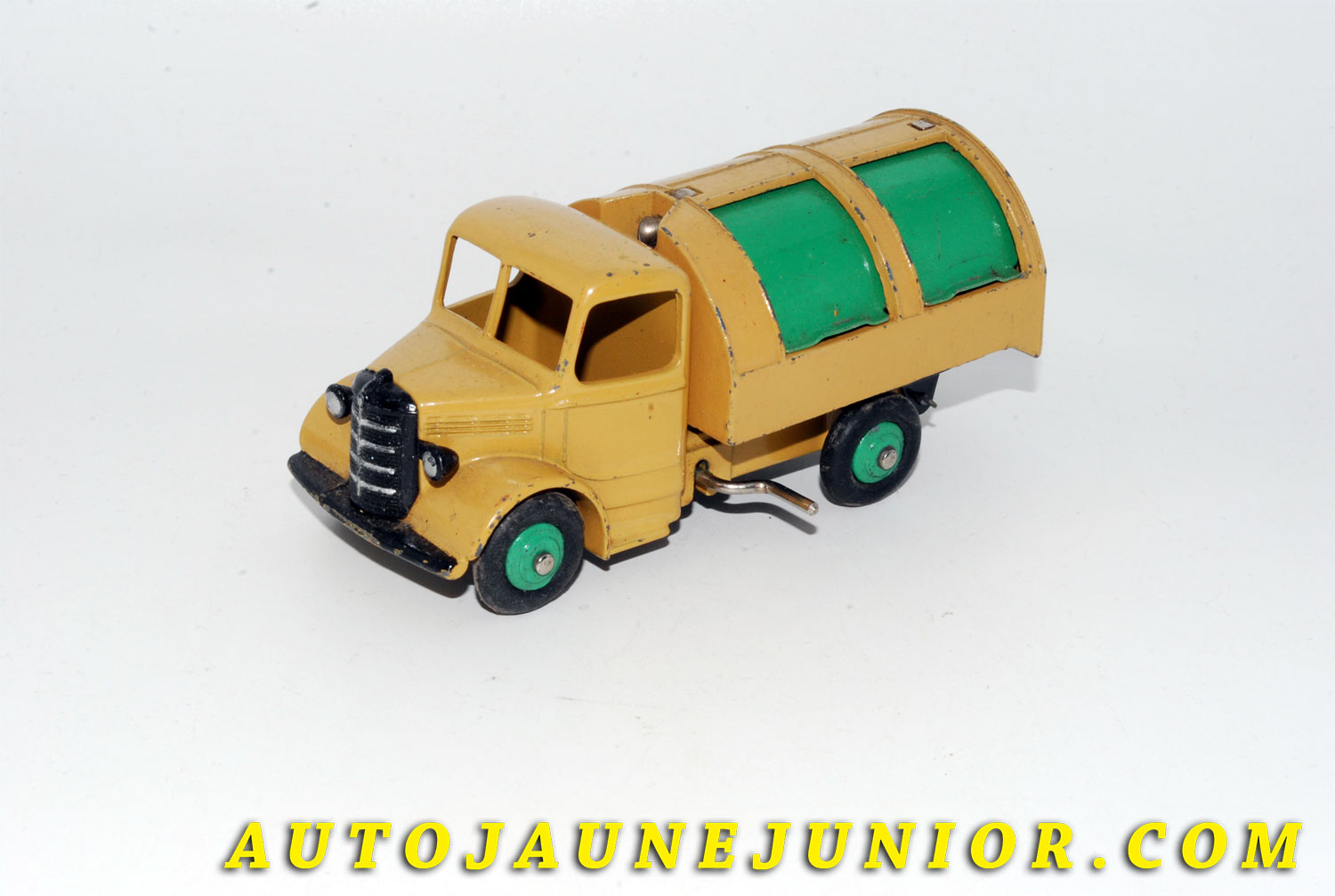 Le #5504 - Dinky Toys - Bedford - "O" benne à ordures - Refuse Wagon 
RARE VERSION ! (Volets et jantes de la même teinte !) est en vente sur Auto Jaune Junior ! Découvrez nos collections de diecast Dinky-Toys, Corgi, Corgi-Toys, Solido, Norev… Découvrez notre magasin physique , AutoJaune Paris, ouvert en 1984 par Vincent Espinasse. 41 rue Cavendish, 75019 Paris. Tel : 01 42 40 61 23. Ouvert les mardi et vendredi de 13h à 19h. 