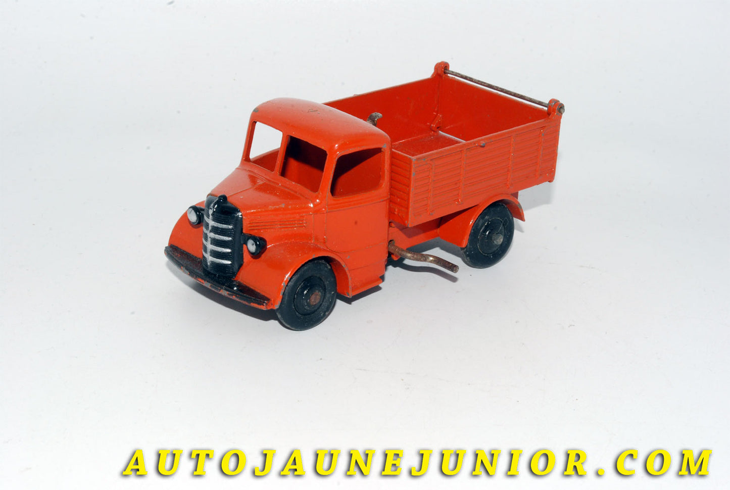 Le #5505 - Dinky Toys - Bedford - "O" benne basculante - End Tippers - Peu fréquente première version de 1949 ! est en vente sur Auto Jaune Junior ! Découvrez nos collections de diecast Dinky-Toys, Corgi, Corgi-Toys, Solido, Norev… Découvrez notre magasin physique , AutoJaune Paris, ouvert en 1984 par Vincent Espinasse. 41 rue Cavendish, 75019 Paris. Tel : 01 42 40 61 23. Ouvert les mardi et vendredi de 13h à 19h. 