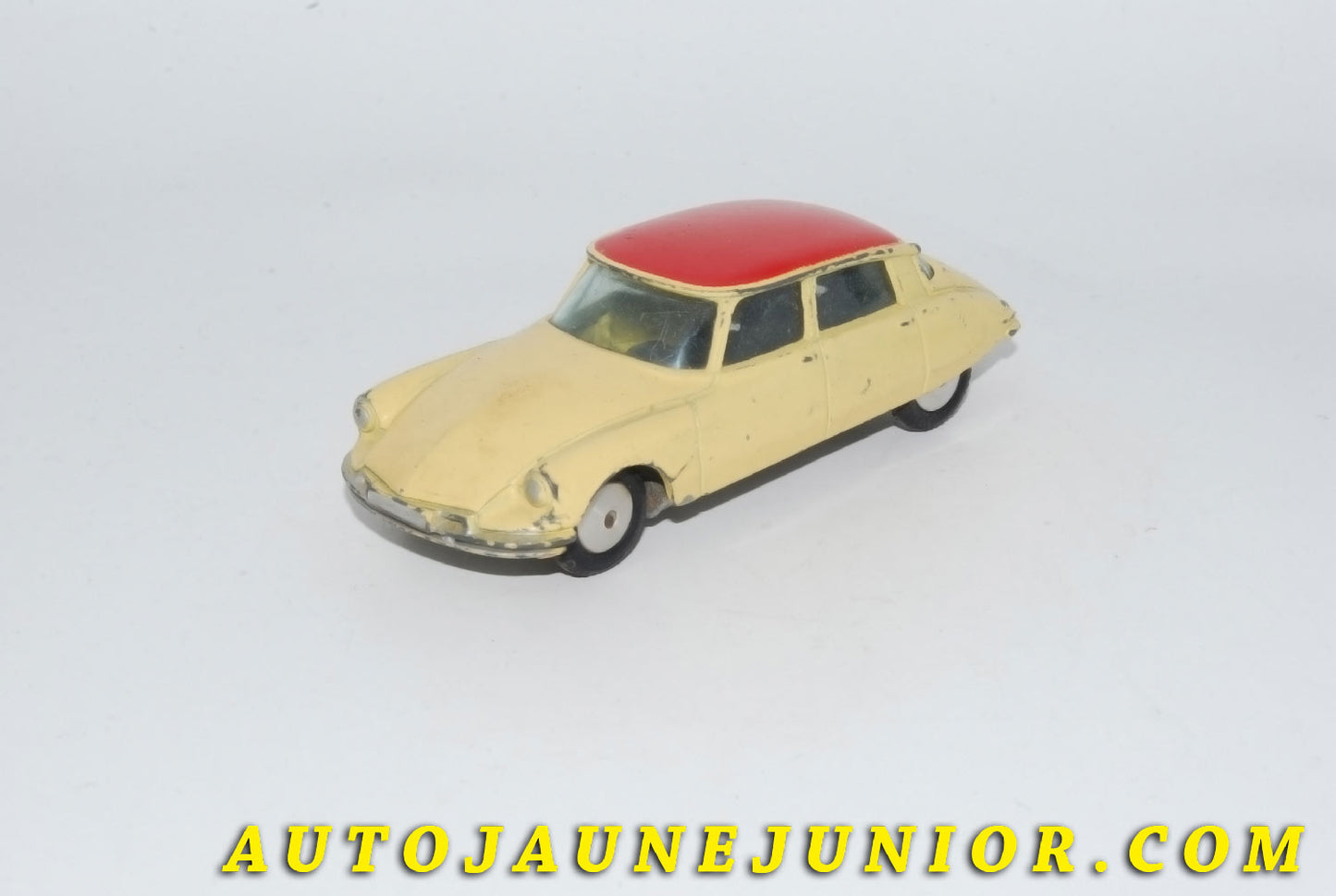 Le #5516 - Corgi Toys - Citroën - DS 19 Bicolore est en vente sur Auto Jaune Junior ! Découvrez nos collections de diecast Dinky-Toys, Corgi, Corgi-Toys, Solido, Norev… Découvrez notre magasin physique , AutoJaune Paris, ouvert en 1984 par Vincent Espinasse. 41 rue Cavendish, 75019 Paris. Tel : 01 42 40 61 23. Ouvert les mardi et vendredi de 13h à 19h. 