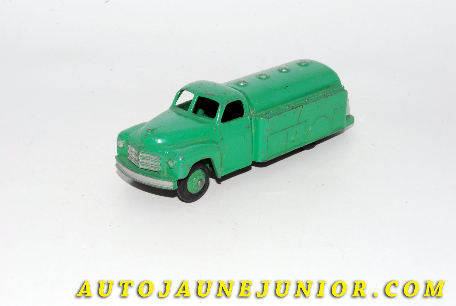 Le #5518 - Dinky Toys - Studebaker - Camion citerne (Rare version sans publicité !)  est en vente sur Auto Jaune Junior ! Découvrez nos collections de diecast Dinky-Toys, Corgi, Corgi-Toys, Solido, Norev… Découvrez notre magasin physique , AutoJaune Paris, ouvert en 1984 par Vincent Espinasse. 41 rue Cavendish, 75019 Paris. Tel : 01 42 40 61 23. Ouvert les mardi et vendredi de 13h à 19h. 