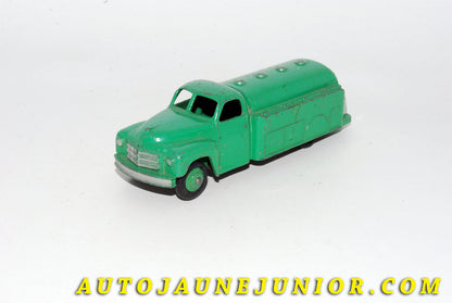 Le #5518 - Dinky Toys - Studebaker - Camion citerne (Rare version sans publicité !)  est en vente sur Auto Jaune Junior ! Découvrez nos collections de diecast Dinky-Toys, Corgi, Corgi-Toys, Solido, Norev… Découvrez notre magasin physique , AutoJaune Paris, ouvert en 1984 par Vincent Espinasse. 41 rue Cavendish, 75019 Paris. Tel : 01 42 40 61 23. Ouvert les mardi et vendredi de 13h à 19h. 