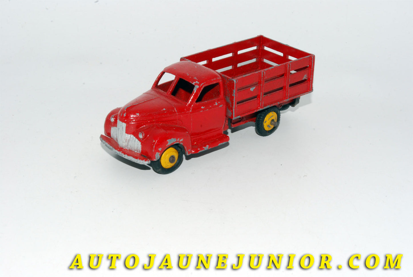 Le #5519 - Dinky Toys - Studebaker - Camion Tapissière Type 3 est en vente sur Auto Jaune Junior ! Découvrez nos collections de diecast Dinky-Toys, Corgi, Corgi-Toys, Solido, Norev… Découvrez notre magasin physique , AutoJaune Paris, ouvert en 1984 par Vincent Espinasse. 41 rue Cavendish, 75019 Paris. Tel : 01 42 40 61 23. Ouvert les mardi et vendredi de 13h à 19h. 