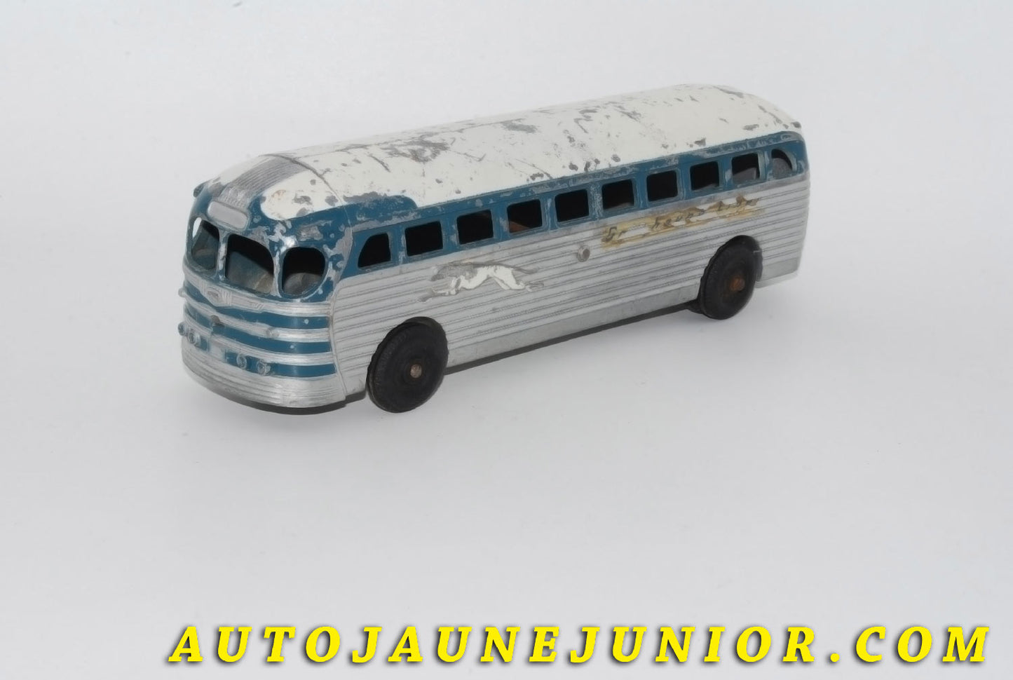 Le #5523 - Ertl - GMC - Bus Silver Jet "Greyhound Lines" est en vente sur Auto Jaune Junior ! Découvrez nos collections de diecast Dinky-Toys, Corgi, Corgi-Toys, Solido, Norev… Découvrez notre magasin physique , AutoJaune Paris, ouvert en 1984 par Vincent Espinasse. 41 rue Cavendish, 75019 Paris. Tel : 01 42 40 61 23. Ouvert les mardi et vendredi de 13h à 19h. 