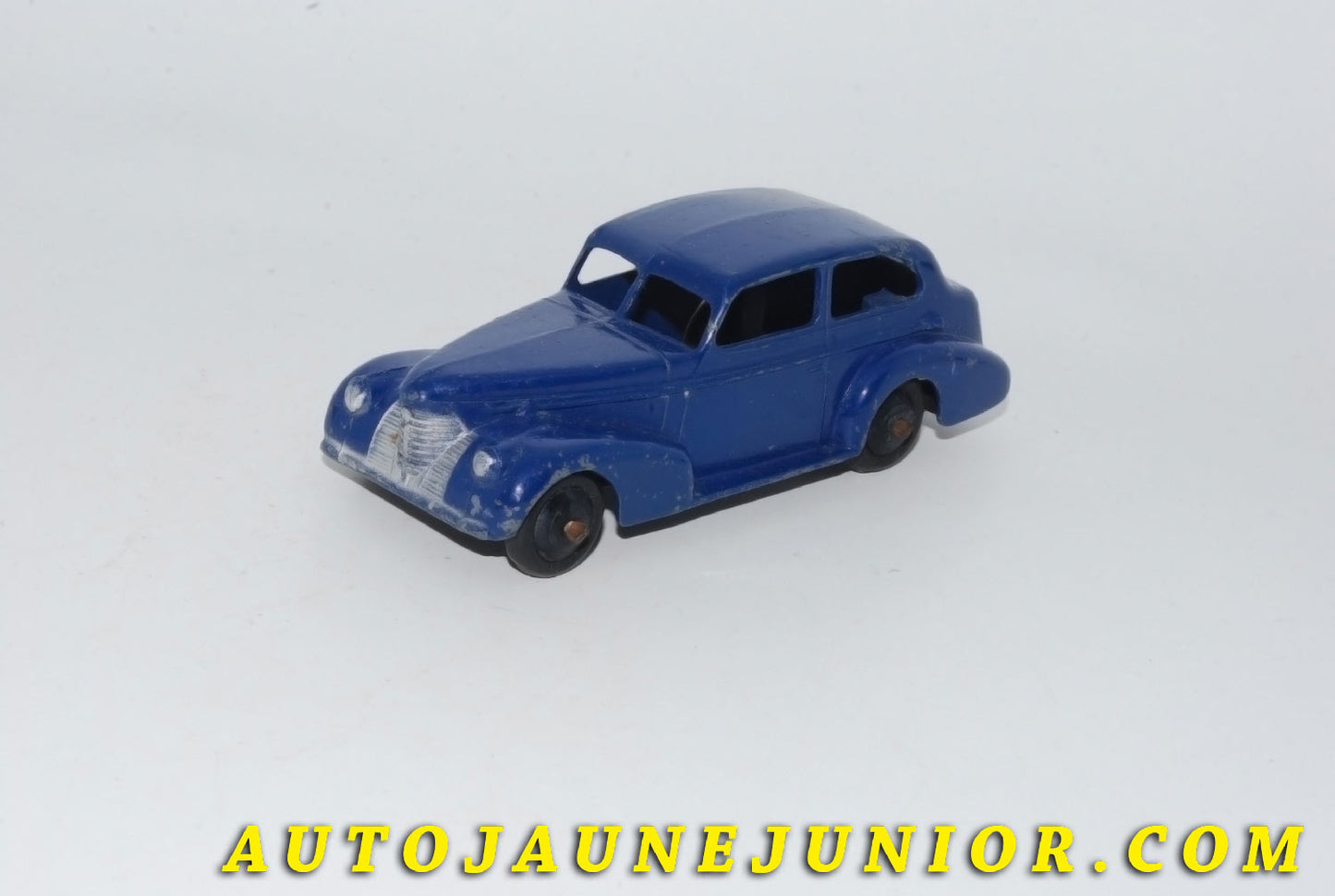 Le #5526 - Dinky Toys - Oldsmobile - 6 Berline "Saloon" est en vente sur Auto Jaune Junior ! Découvrez nos collections de diecast Dinky-Toys, Corgi, Corgi-Toys, Solido, Norev… Découvrez notre magasin physique , AutoJaune Paris, ouvert en 1984 par Vincent Espinasse. 41 rue Cavendish, 75019 Paris. Tel : 01 42 40 61 23. Ouvert les mardi et vendredi de 13h à 19h. 