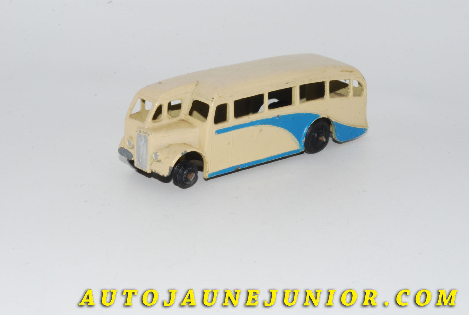 Le #5537 - Dinky Toys - AEC - Car demi -Cabine (Half Cab) est en vente sur Auto Jaune Junior ! Découvrez nos collections de diecast Dinky-Toys, Corgi, Corgi-Toys, Solido, Norev… Découvrez notre magasin physique , AutoJaune Paris, ouvert en 1984 par Vincent Espinasse. 41 rue Cavendish, 75019 Paris. Tel : 01 42 40 61 23. Ouvert les mardi et vendredi de 13h à 19h. 