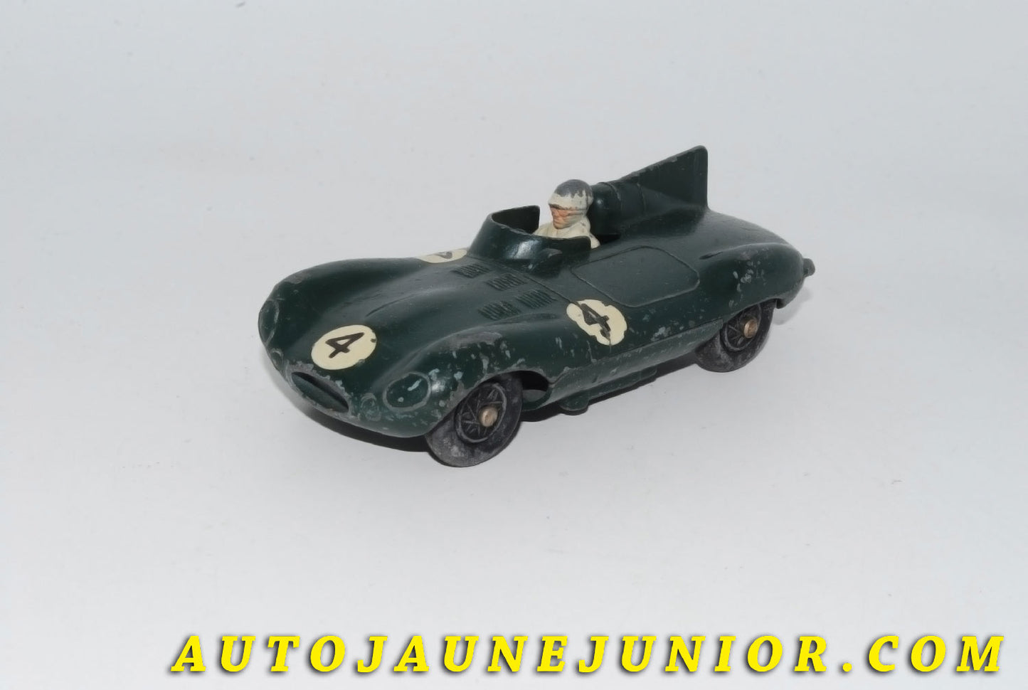 Le #5541 - Crescent Toys - Jaguar - D-Type - 3-5L Sports #4 est en vente sur Auto Jaune Junior ! Découvrez nos collections de diecast Dinky-Toys, Corgi, Corgi-Toys, Solido, Norev… Découvrez notre magasin physique , AutoJaune Paris, ouvert en 1984 par Vincent Espinasse. 41 rue Cavendish, 75019 Paris. Tel : 01 42 40 61 23. Ouvert les mardi et vendredi de 13h à 19h. 