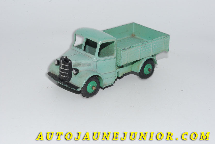 Le #5544 - Dinky Toys - Bedford - Camion « O » Ridelles  (peu fréquente variante de couleur.) est en vente sur Auto Jaune Junior ! Découvrez nos collections de diecast Dinky-Toys, Corgi, Corgi-Toys, Solido, Norev… Découvrez notre magasin physique , AutoJaune Paris, ouvert en 1984 par Vincent Espinasse. 41 rue Cavendish, 75019 Paris. Tel : 01 42 40 61 23. Ouvert les mardi et vendredi de 13h à 19h. 