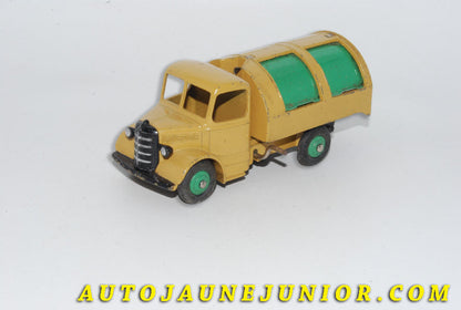 Le #5547 - Dinky Toys - Bedford - "O" benne à ordures - Refuse Wagon 
RARE VERSION ! (Volets et jantes de la même teinte !) est en vente sur Auto Jaune Junior ! Découvrez nos collections de diecast Dinky-Toys, Corgi, Corgi-Toys, Solido, Norev… Découvrez notre magasin physique , AutoJaune Paris, ouvert en 1984 par Vincent Espinasse. 41 rue Cavendish, 75019 Paris. Tel : 01 42 40 61 23. Ouvert les mardi et vendredi de 13h à 19h. 