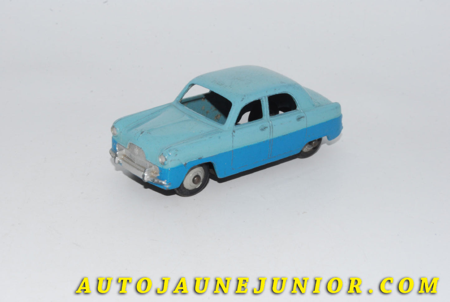 Le #5550 - Dinky Toys - Ford - Zephyr Saloon  -première production ( plaque et feux arrières non soulignés) est en vente sur Auto Jaune Junior ! Découvrez nos collections de diecast Dinky-Toys, Corgi, Corgi-Toys, Solido, Norev… Découvrez notre magasin physique , AutoJaune Paris, ouvert en 1984 par Vincent Espinasse. 41 rue Cavendish, 75019 Paris. Tel : 01 42 40 61 23. Ouvert les mardi et vendredi de 13h à 19h. 