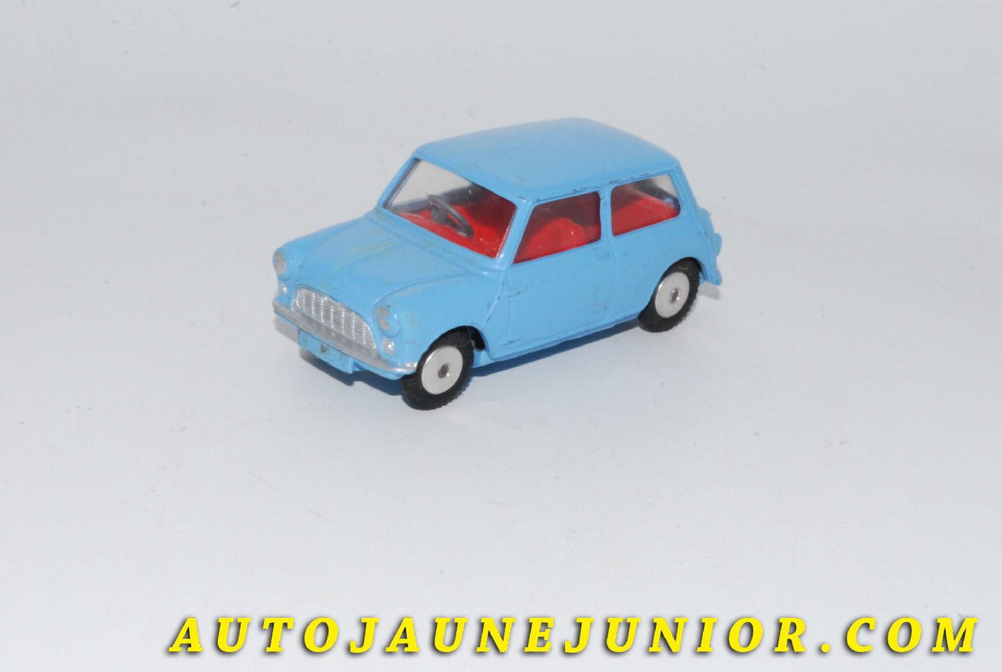 Le #5552 - Corgi Toys - Morris - Mini Minor - Premier type est en vente sur Auto Jaune Junior ! Découvrez nos collections de diecast Dinky-Toys, Corgi, Corgi-Toys, Solido, Norev… Découvrez notre magasin physique , AutoJaune Paris, ouvert en 1984 par Vincent Espinasse. 41 rue Cavendish, 75019 Paris. Tel : 01 42 40 61 23. Ouvert les mardi et vendredi de 13h à 19h. 