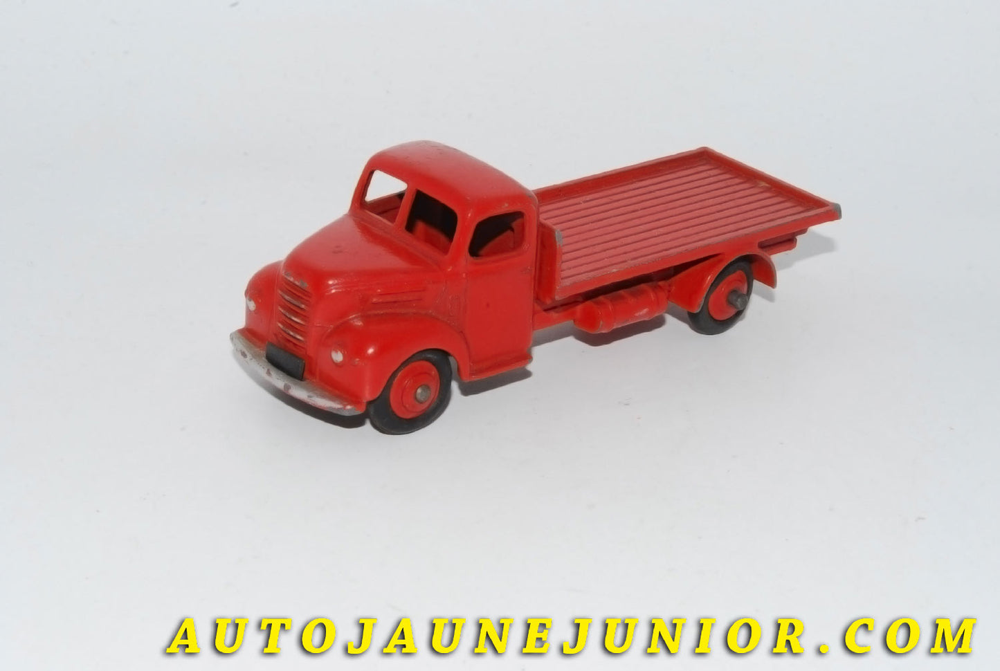 Le #5558 - Dinky Toys - Fordson - Camion plateau (amusante version sans le crochet) est en vente sur Auto Jaune Junior ! Découvrez nos collections de diecast Dinky-Toys, Corgi, Corgi-Toys, Solido, Norev… Découvrez notre magasin physique , AutoJaune Paris, ouvert en 1984 par Vincent Espinasse. 41 rue Cavendish, 75019 Paris. Tel : 01 42 40 61 23. Ouvert les mardi et vendredi de 13h à 19h. 