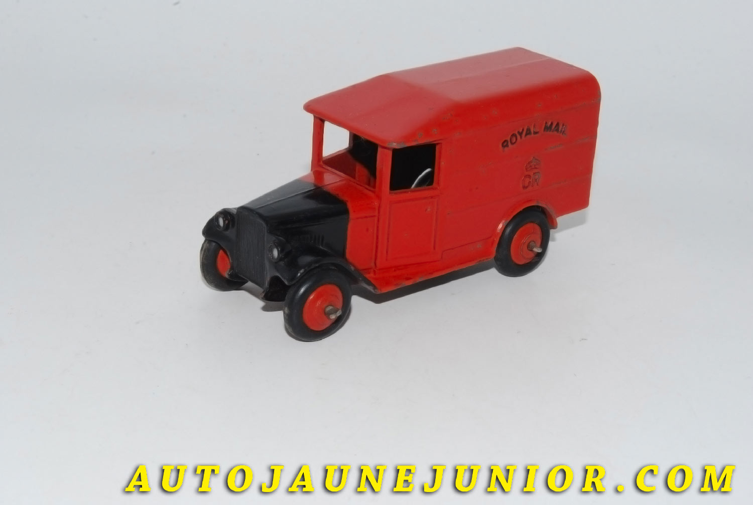 Le #5564 - Dinky Toys - Camino - Fourgon tôlé "Royal Mail" - Variante interessante est en vente sur Auto Jaune Junior ! Découvrez nos collections de diecast Dinky-Toys, Corgi, Corgi-Toys, Solido, Norev… Découvrez notre magasin physique , AutoJaune Paris, ouvert en 1984 par Vincent Espinasse. 41 rue Cavendish, 75019 Paris. Tel : 01 42 40 61 23. Ouvert les mardi et vendredi de 13h à 19h. 