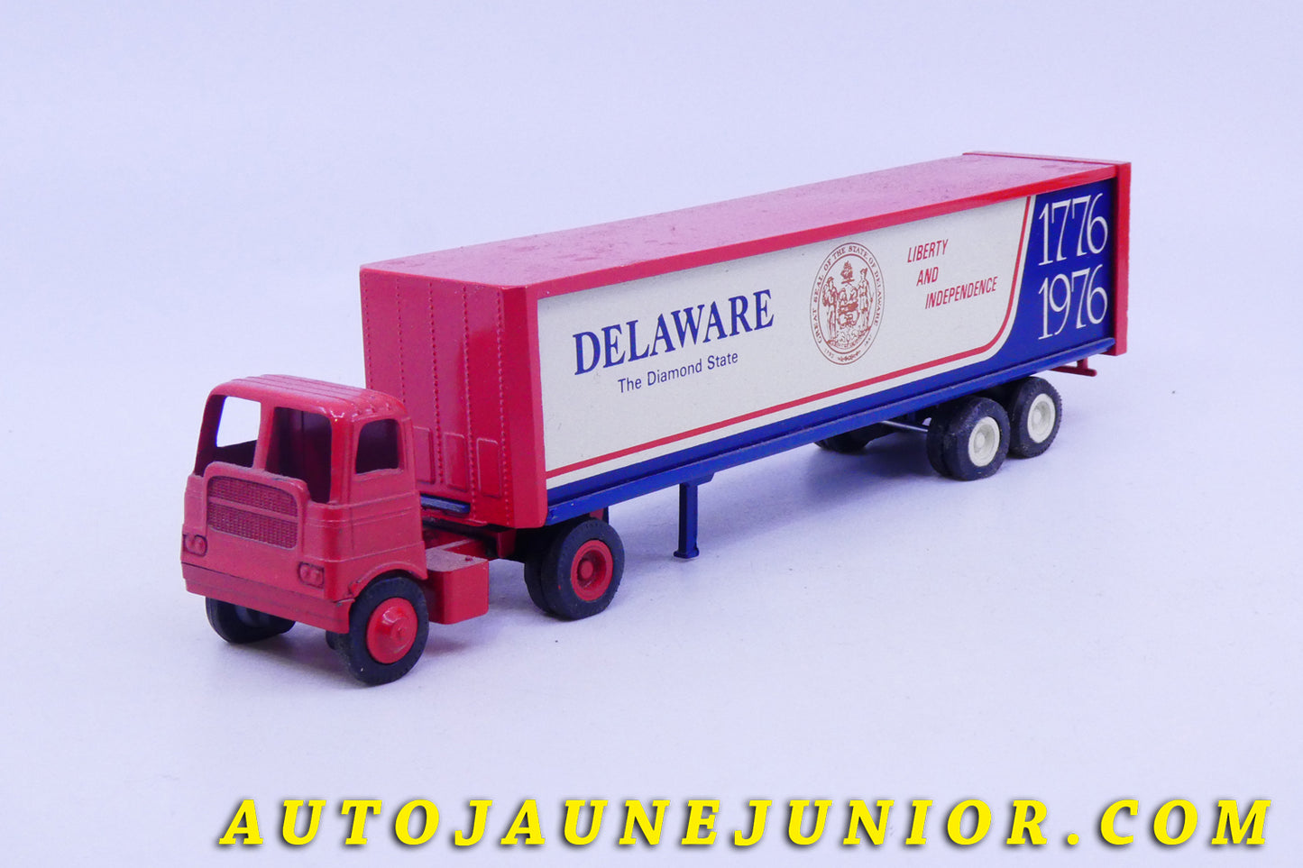 Le #5803 - Winross - White - 5000 semi fourgon "Delaware 1776-1976 » (Bicentennial)" est en vente sur Auto Jaune Junior ! Découvrez nos collections de diecast Dinky-Toys, Corgi, Corgi-Toys, Solido, Norev… Découvrez notre magasin physique , AutoJaune Paris, ouvert en 1984 par Vincent Espinasse. 41 rue Cavendish, 75019 Paris. Tel : 01 42 40 61 23. Ouvert les mardi et vendredi de 13h à 19h. 