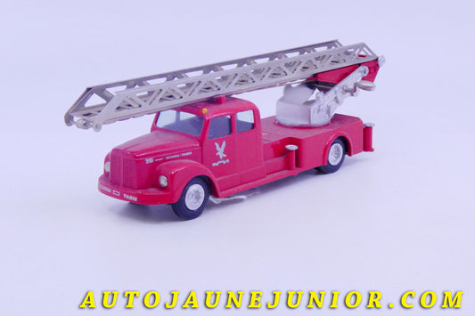 Le #5806 - Tekno - Scania - 75 camion grande échelle pompier (Peu fréquent 1er type - 1959- ) est en vente sur Auto Jaune Junior ! Découvrez nos collections de diecast Dinky-Toys, Corgi, Corgi-Toys, Solido, Norev… Découvrez notre magasin physique , AutoJaune Paris, ouvert en 1984 par Vincent Espinasse. 41 rue Cavendish, 75019 Paris. Tel : 01 42 40 61 23. Ouvert les mardi et vendredi de 13h à 19h. 