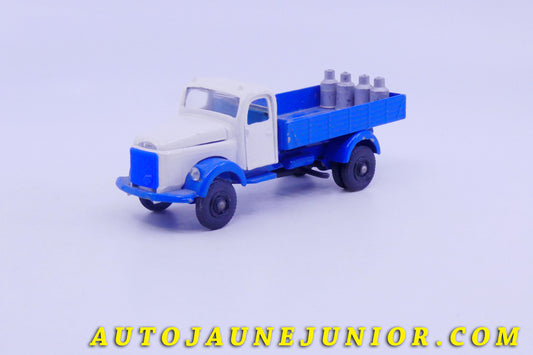 Le #5807 - Vilmer - Volvo - N88 Camion Ridelles Laitier est en vente sur Auto Jaune Junior ! Découvrez nos collections de diecast Dinky-Toys, Corgi, Corgi-Toys, Solido, Norev… Découvrez notre magasin physique , AutoJaune Paris, ouvert en 1984 par Vincent Espinasse. 41 rue Cavendish, 75019 Paris. Tel : 01 42 40 61 23. Ouvert les mardi et vendredi de 13h à 19h. 