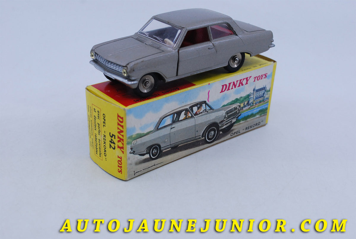 Le Dinky Toys – Opel Rekord 1963 - est en vente sur Auto Jaune Junior ! Découvrez nos collections de diecast: Dinky-Toys, Corgi, Corgi-Toys, Solido, Norev, Minialuxe, CIJ, C-I-J, JRD, J-R-D, Matchbox, Majorette, Tekno, Politoys, Mebetoys, Mercury, Joal, Diapet, Märklin, TootsieToys.