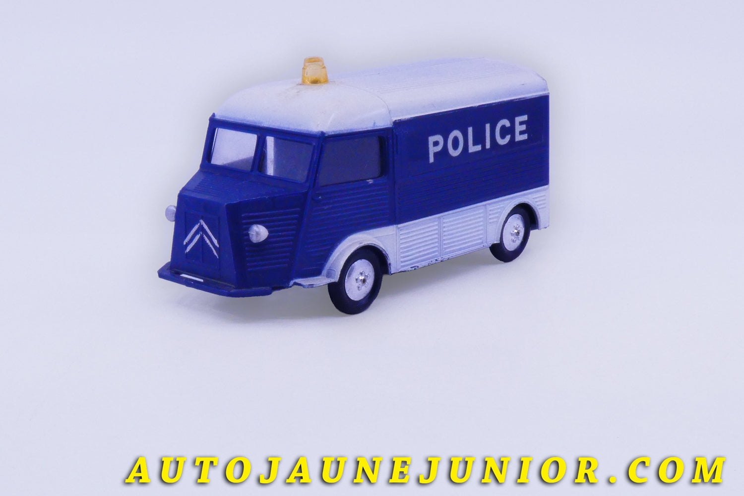 Le #6151 - Minialuxe - Citroën - 1200 Kgs Fourgon Police - Type H est en vente sur Auto Jaune Junior ! Découvrez nos collections de diecast Dinky-Toys, Corgi, Corgi-Toys, Solido, Norev… Découvrez notre magasin physique , AutoJaune Paris, ouvert en 1984 par Vincent Espinasse. 41 rue Cavendish, 75019 Paris. Tel : 01 42 40 61 23. Ouvert les mardi et vendredi de 13h à 19h. 