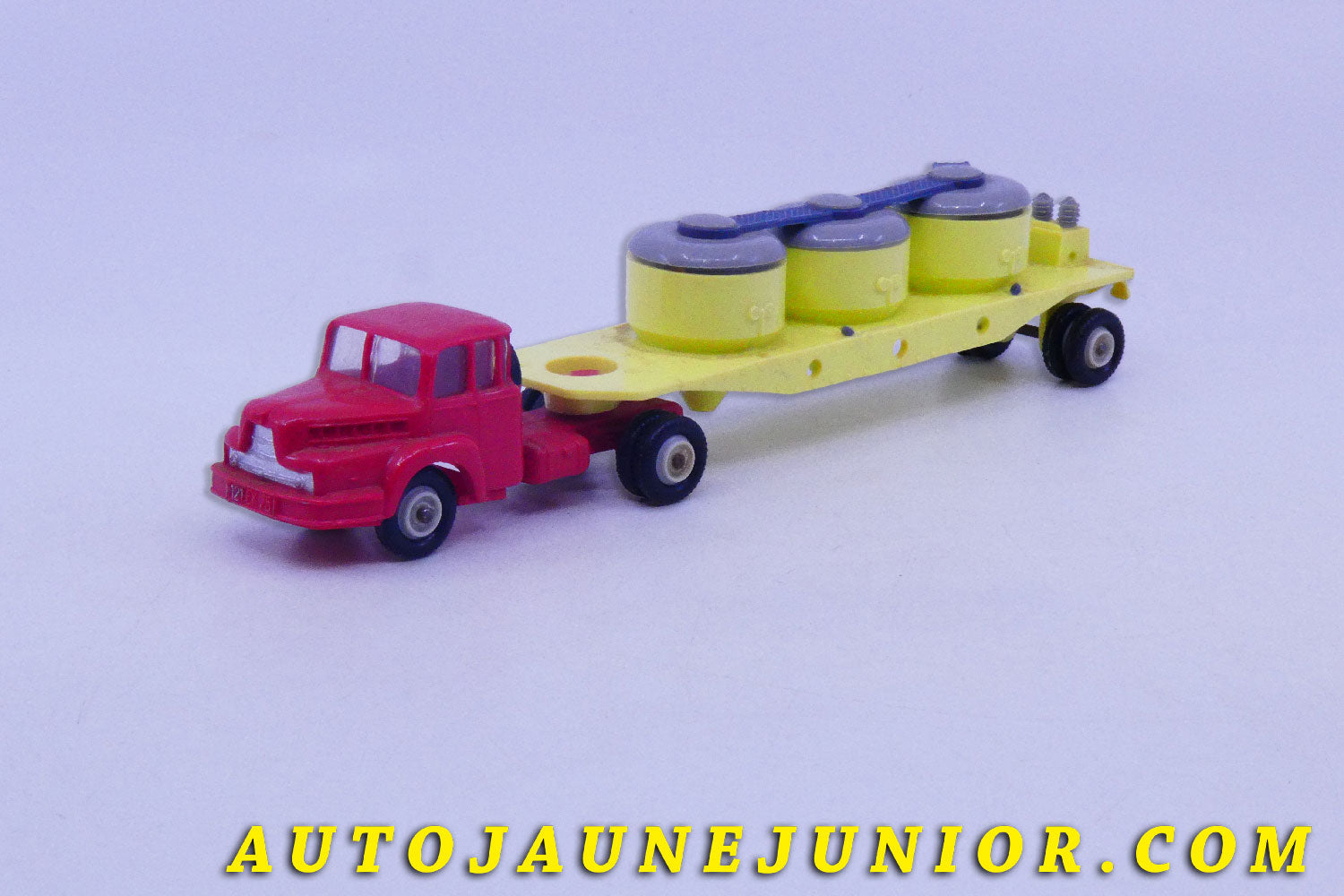 Le #6165 - Norev - Unic - ZU120 tracteur semi remorque ciment est en vente sur Auto Jaune Junior ! Découvrez nos collections de diecast Dinky-Toys, Corgi, Corgi-Toys, Solido, Norev… Découvrez notre magasin physique , AutoJaune Paris, ouvert en 1984 par Vincent Espinasse. 41 rue Cavendish, 75019 Paris. Tel : 01 42 40 61 23. Ouvert les mardi et vendredi de 13h à 19h. 