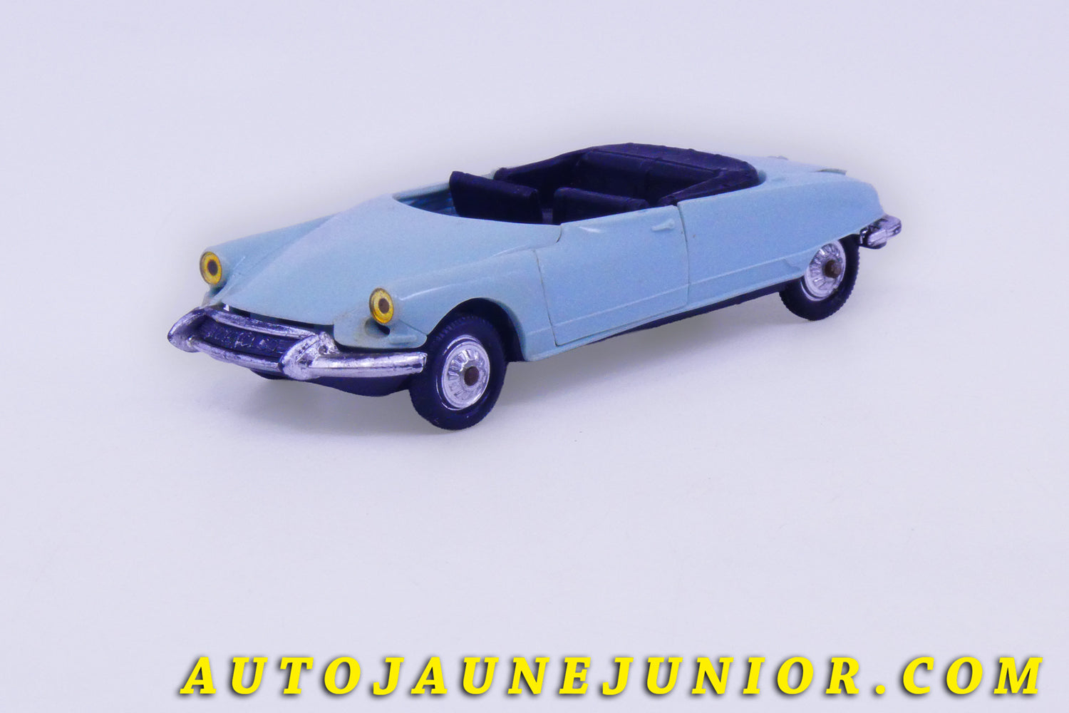 Le #6171 - Norev - Citroën - DS 19 Cabriolet est en vente sur Auto Jaune Junior ! Découvrez nos collections de diecast Dinky-Toys, Corgi, Corgi-Toys, Solido, Norev… Découvrez notre magasin physique , AutoJaune Paris, ouvert en 1984 par Vincent Espinasse. 41 rue Cavendish, 75019 Paris. Tel : 01 42 40 61 23. Ouvert les mardi et vendredi de 13h à 19h. 