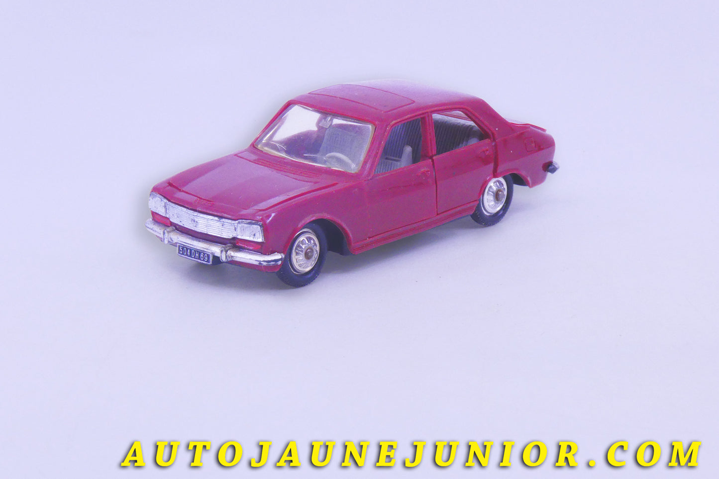 Le #6172 - Norev - Peugeot - 504 est en vente sur Auto Jaune Junior ! Découvrez nos collections de diecast Dinky-Toys, Corgi, Corgi-Toys, Solido, Norev… Découvrez notre magasin physique , AutoJaune Paris, ouvert en 1984 par Vincent Espinasse. 41 rue Cavendish, 75019 Paris. Tel : 01 42 40 61 23. Ouvert les mardi et vendredi de 13h à 19h. 