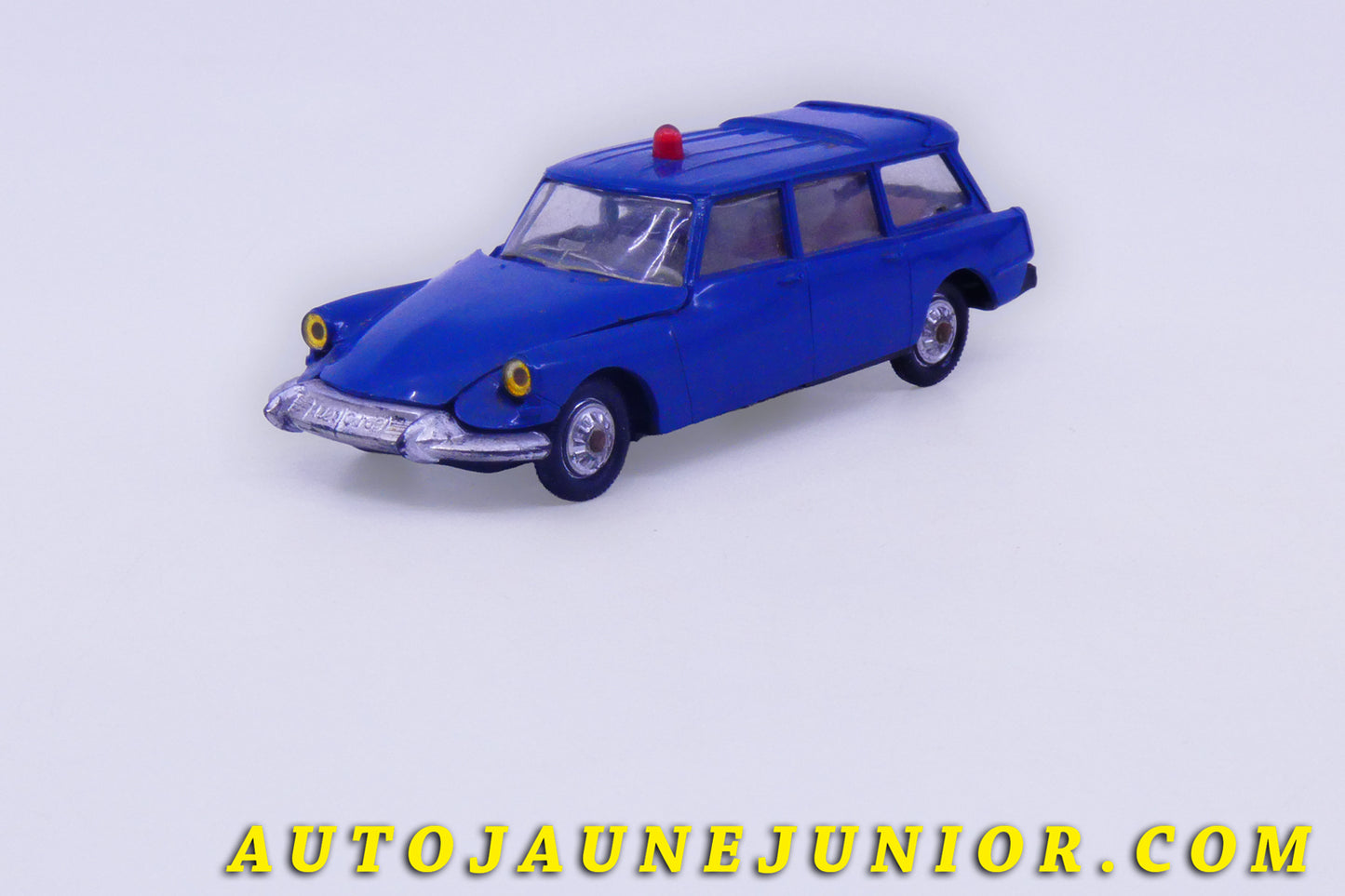 Le #6178 - Norev - Citroën - ID19 Break Ambulance est en vente sur Auto Jaune Junior ! Découvrez nos collections de diecast Dinky-Toys, Corgi, Corgi-Toys, Solido, Norev… Découvrez notre magasin physique , AutoJaune Paris, ouvert en 1984 par Vincent Espinasse. 41 rue Cavendish, 75019 Paris. Tel : 01 42 40 61 23. Ouvert les mardi et vendredi de 13h à 19h. 