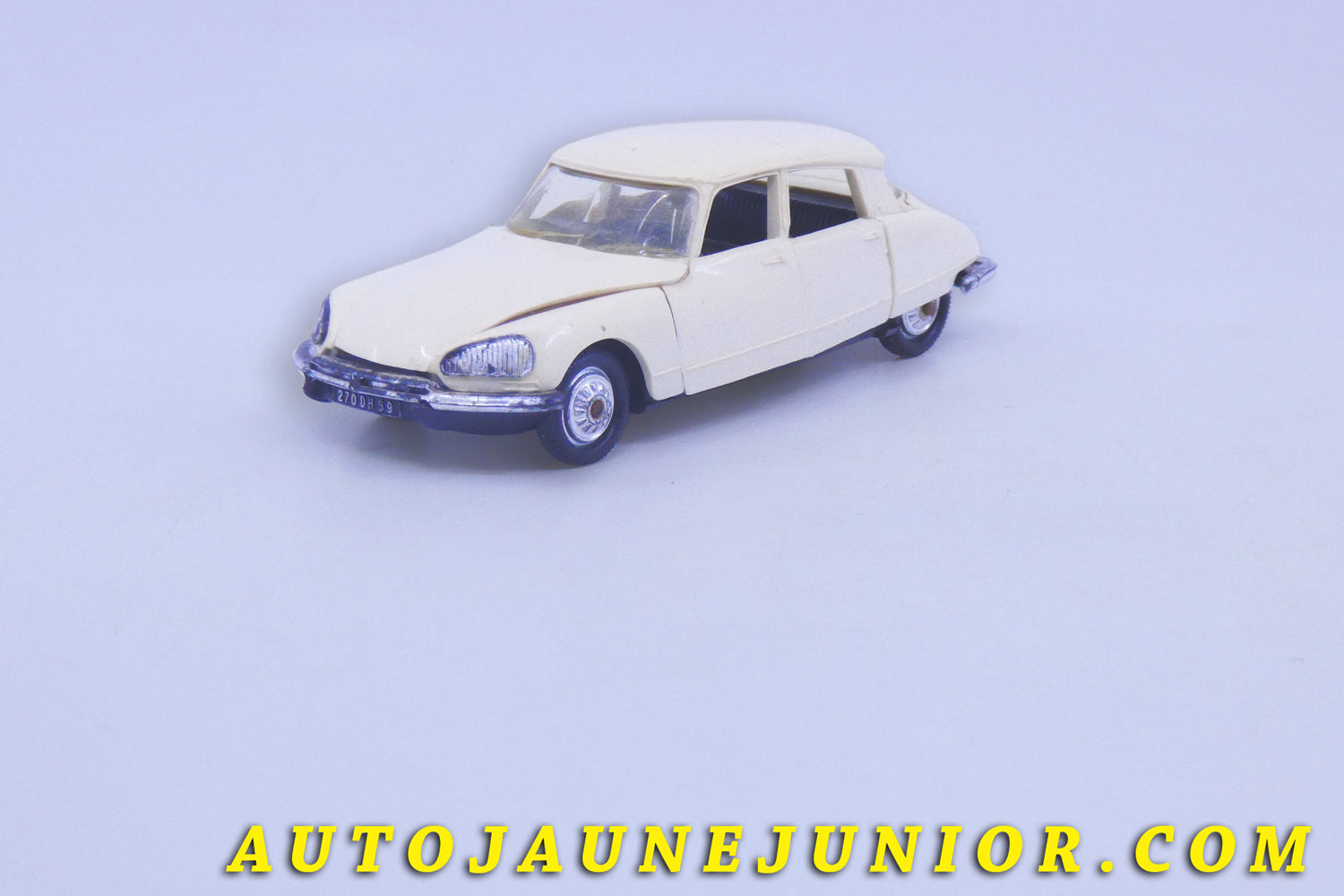 Le #6184 - Norev - Citroën - DS21 (intérieur noir) est en vente sur Auto Jaune Junior ! Découvrez nos collections de diecast Dinky-Toys, Corgi, Corgi-Toys, Solido, Norev… Découvrez notre magasin physique , AutoJaune Paris, ouvert en 1984 par Vincent Espinasse. 41 rue Cavendish, 75019 Paris. Tel : 01 42 40 61 23. Ouvert les mardi et vendredi de 13h à 19h. 