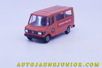Le #6206 - Cursor - Mercedes - Fourgon 207 D " Meringen - Grimsel - Brig - Postes Suisses est en vente sur Auto Jaune Junior ! Découvrez nos collections de diecast Dinky-Toys, Corgi, Corgi-Toys, Solido, Norev… Découvrez notre magasin physique , AutoJaune Paris, ouvert en 1984 par Vincent Espinasse. 41 rue Cavendish, 75019 Paris. Tel : 01 42 40 61 23. Ouvert les mardi et vendredi de 13h à 19h. 