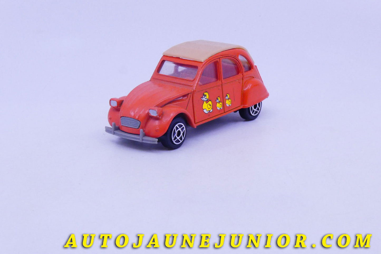 Le #6208 - Solido - Cougar - Citroën - 2 CV 6 - "Canards" est en vente sur Auto Jaune Junior ! Découvrez nos collections de diecast Dinky-Toys, Corgi, Corgi-Toys, Solido, Norev… Découvrez notre magasin physique , AutoJaune Paris, ouvert en 1984 par Vincent Espinasse. 41 rue Cavendish, 75019 Paris. Tel : 01 42 40 61 23. Ouvert les mardi et vendredi de 13h à 19h. 