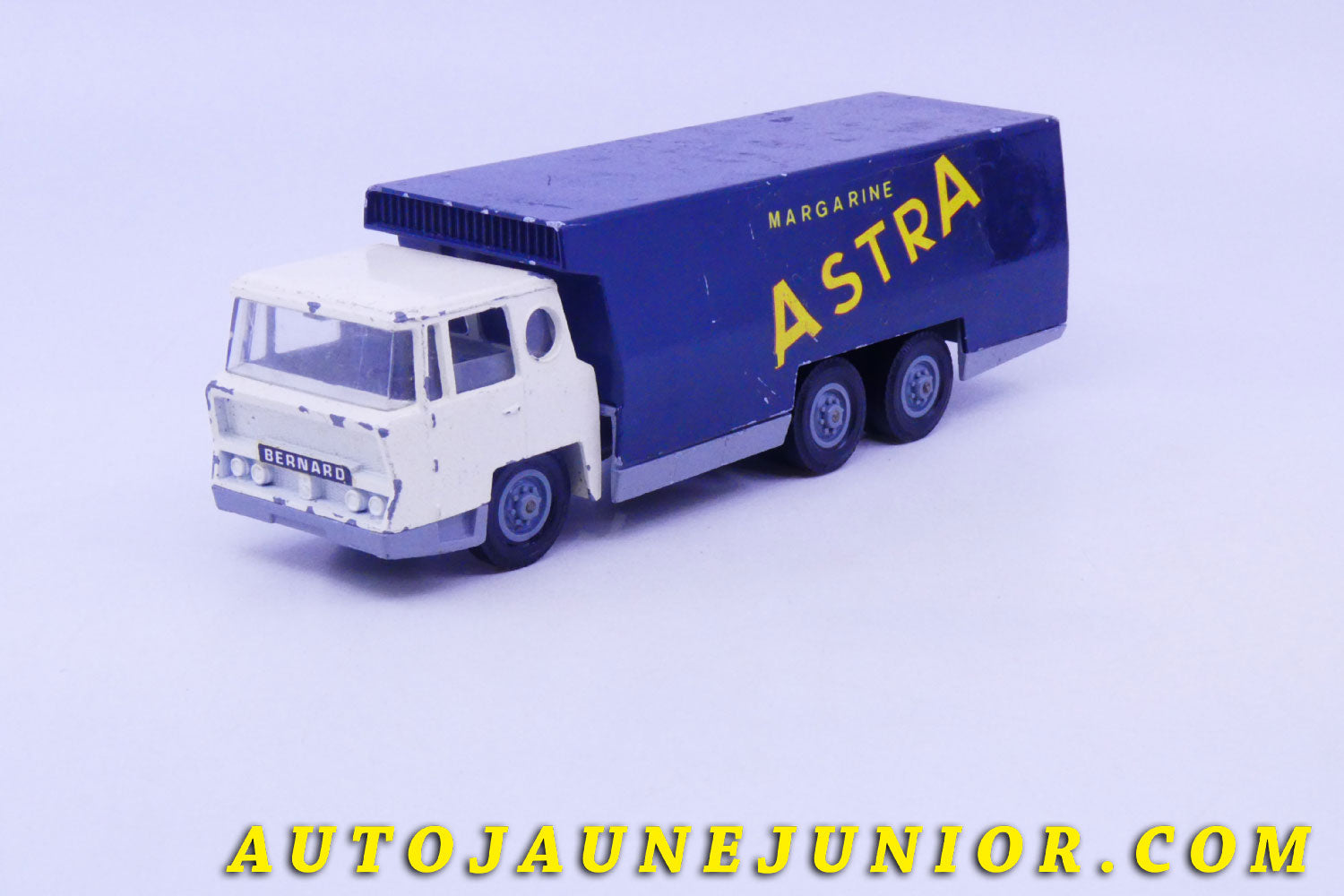 Le #6213 - Verem - Bernard - Cabine Charbonneaux porteur avec caisse frigo"Margarine Astra" est en vente sur Auto Jaune Junior ! Découvrez nos collections de diecast Dinky-Toys, Corgi, Corgi-Toys, Solido, Norev… Découvrez notre magasin physique , AutoJaune Paris, ouvert en 1984 par Vincent Espinasse. 41 rue Cavendish, 75019 Paris. Tel : 01 42 40 61 23. Ouvert les mardi et vendredi de 13h à 19h. 